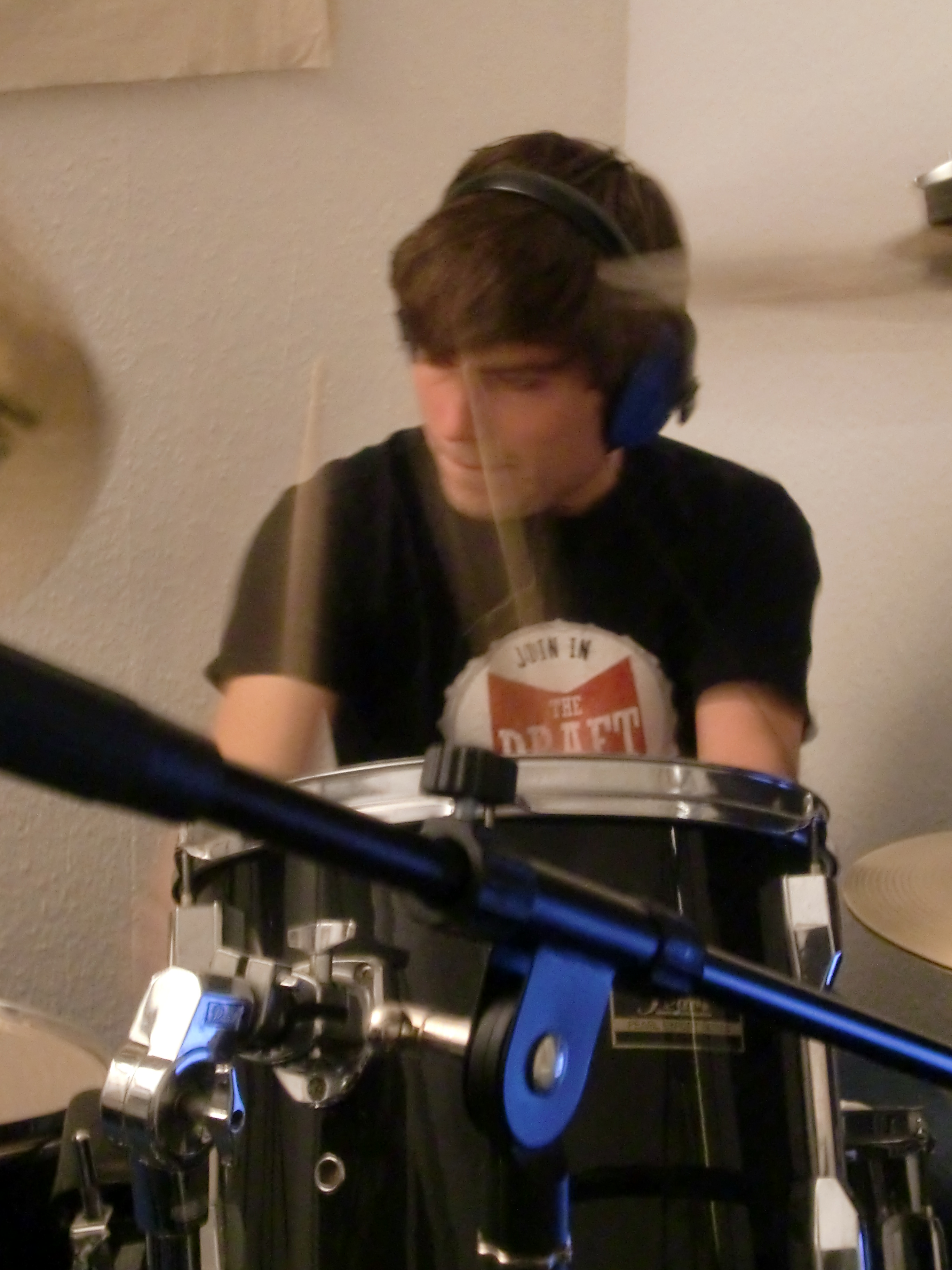 Simon an den Drums